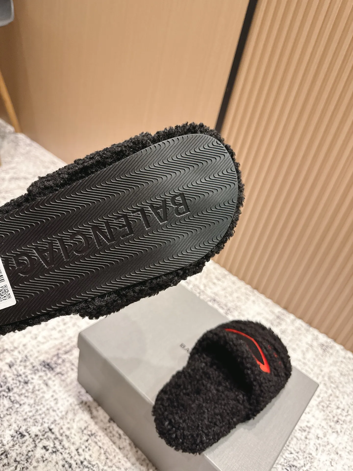 Factory direct sales p380🐘🐘Women's shoes, women's clothing, top version BALENCIAGA ~ Balenciaga fur slippers with new Balenciaga political Campaign logo embroidery! A favorite among European and American celebrities, celebrities, and internet celebrities, the upper is exquisite, hand-sewn and threaded, fluffy and soft against the skin.  This can be worn all year round! Wear it with socks in spring, autumn and winter, or wear it alone in summer. It looks good and is comfortable. The upper is wide, showing your feet and calves, and stepping into it is like bare feet on a carpet. It really matches, wears, and looks so good. When you put it on, it looks casual and simple fashion. It has a high-end feel and is invincible when you go out on the street! Size: 35-40